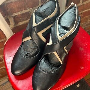 NWOT Easy Spirit Esrovana Black Leather Criss Cross Straps Cushioned Pumps